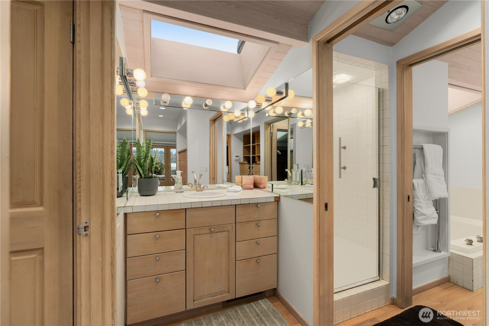 8428 N Mercer Way , Mercer Island, WA 98040-3134