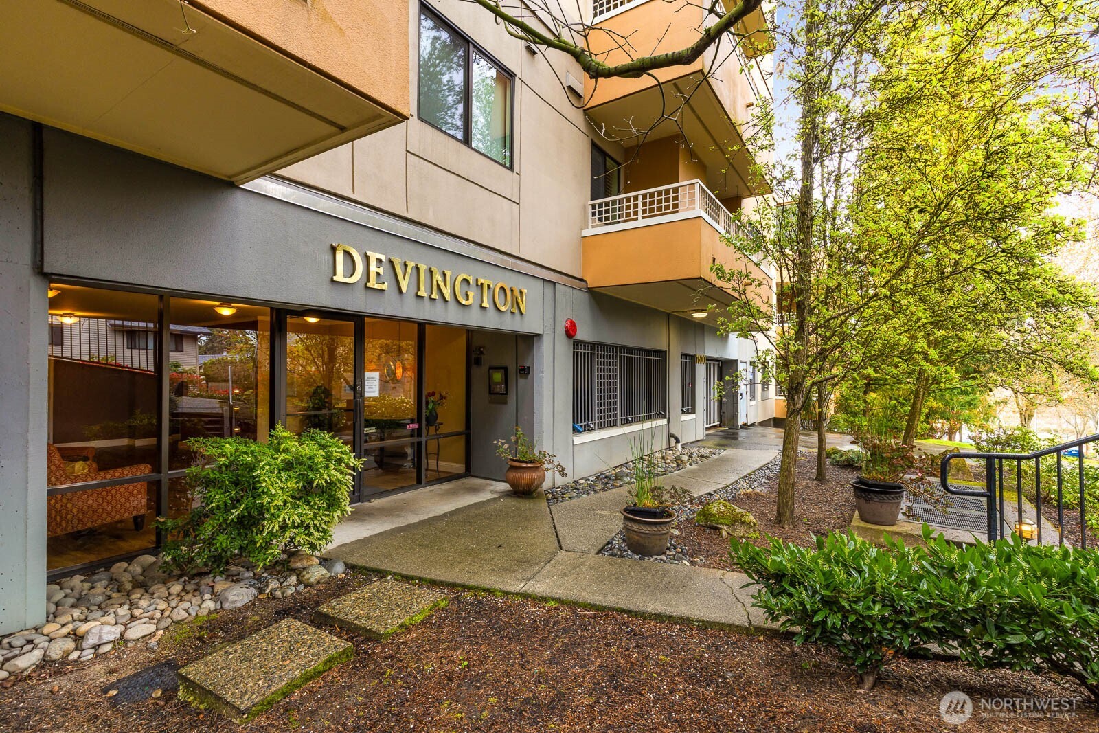 7600 SE 29th St #311, Mercer Island, WA 98040