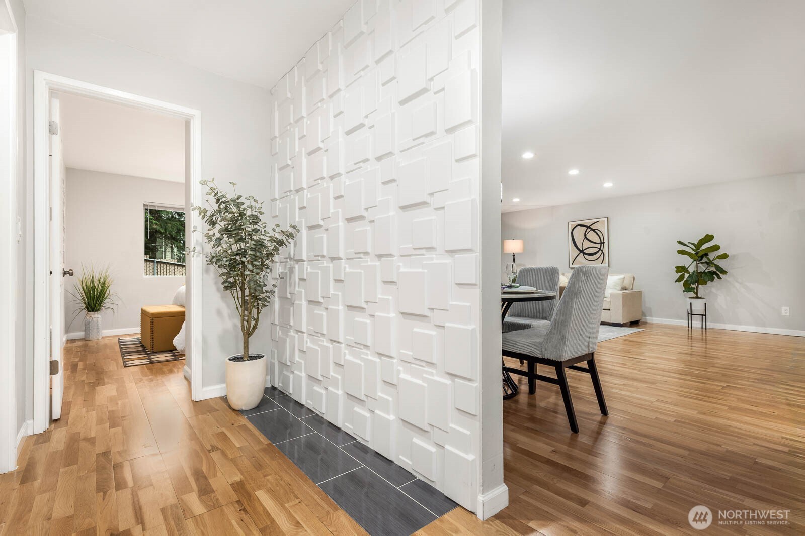 7600 SE 29th St #311, Mercer Island, WA 98040