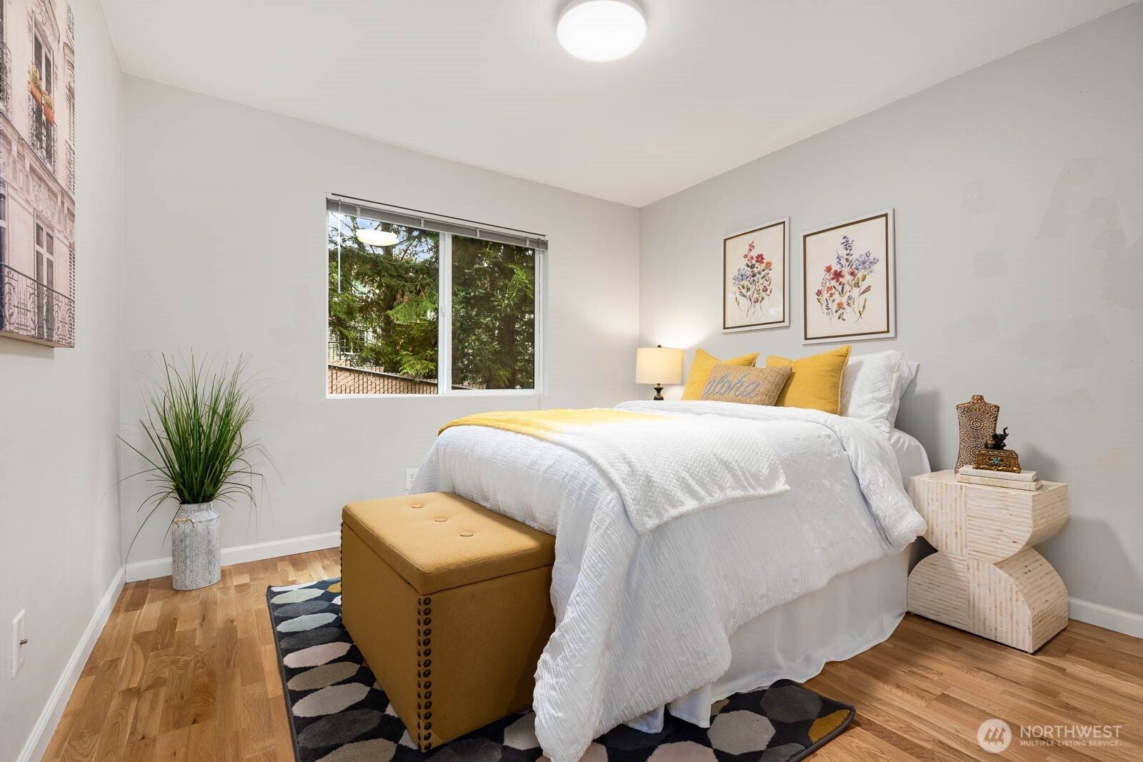 7600 SE 29th St #311, Mercer Island, WA 98040