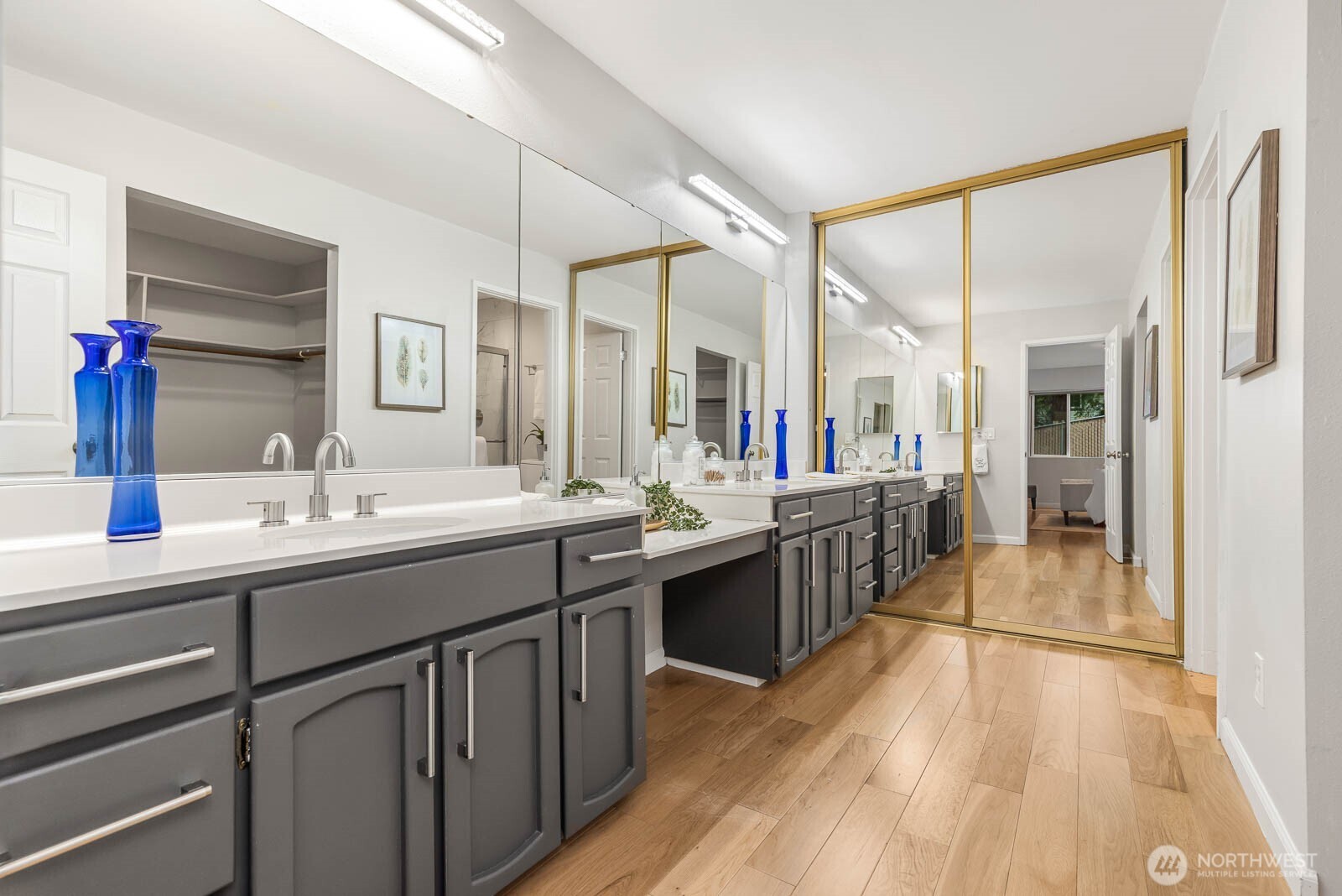 7600 SE 29th St #311, Mercer Island, WA 98040