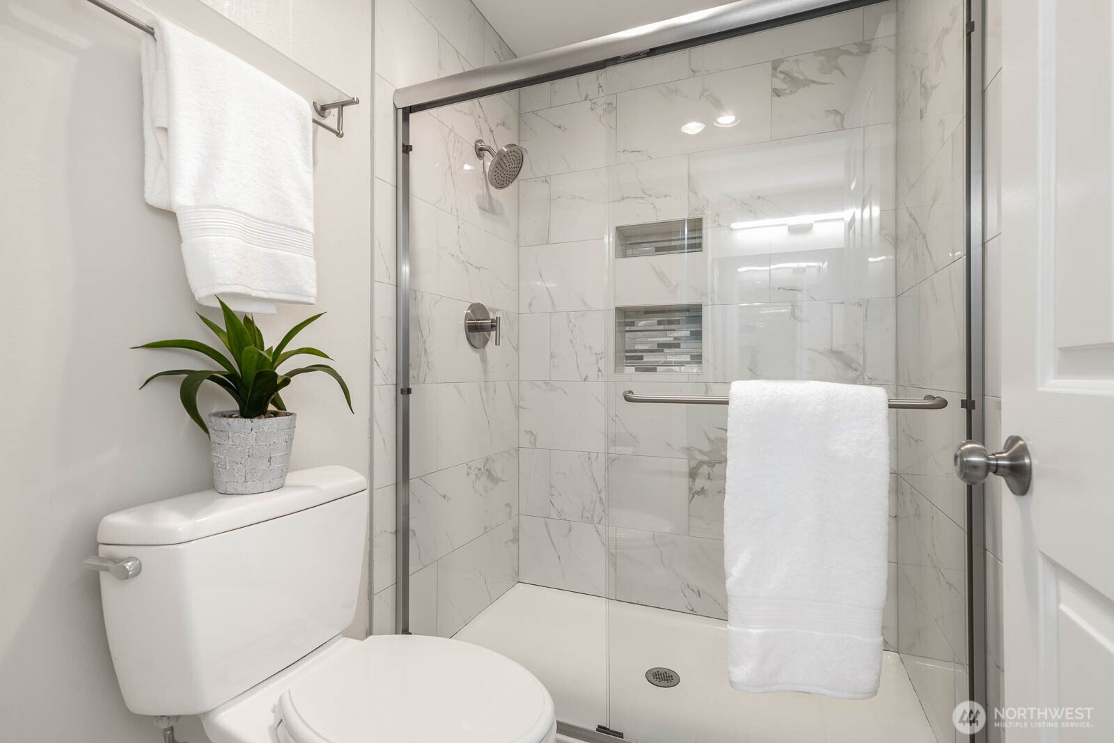 7600 SE 29th St #311, Mercer Island, WA 98040
