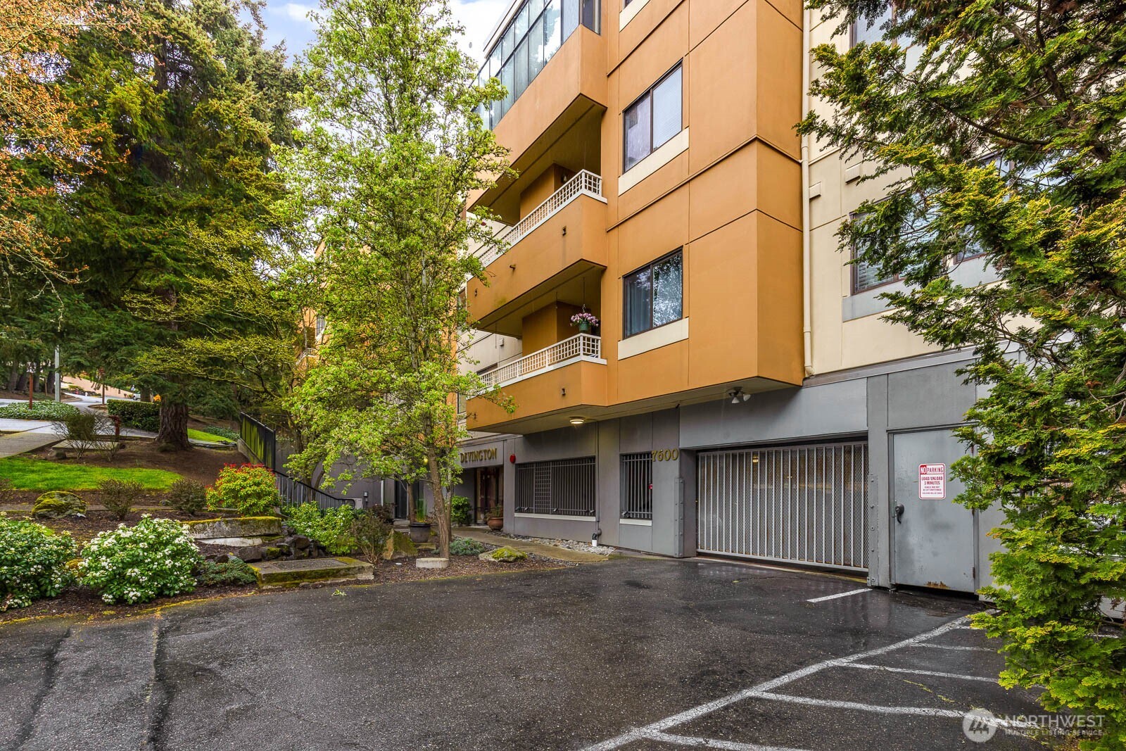 7600 SE 29th St #311, Mercer Island, WA 98040