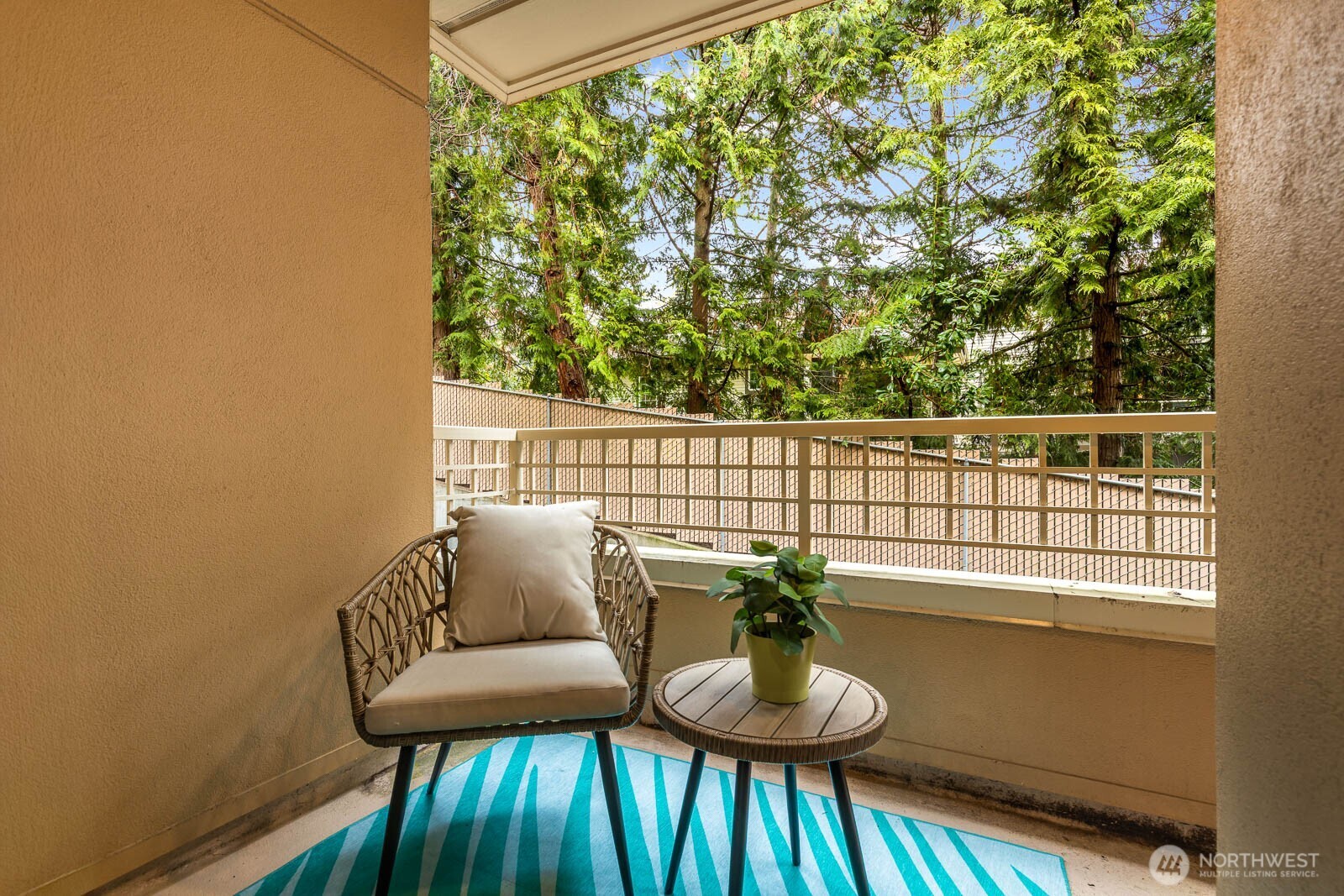 7600 SE 29th St #311, Mercer Island, WA 98040
