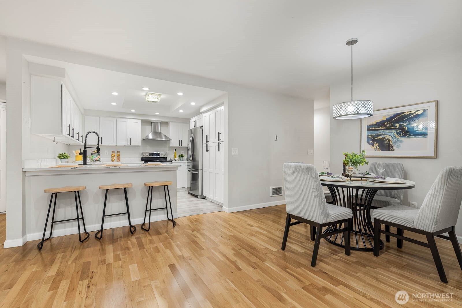 7600 SE 29th St #311, Mercer Island, WA 98040