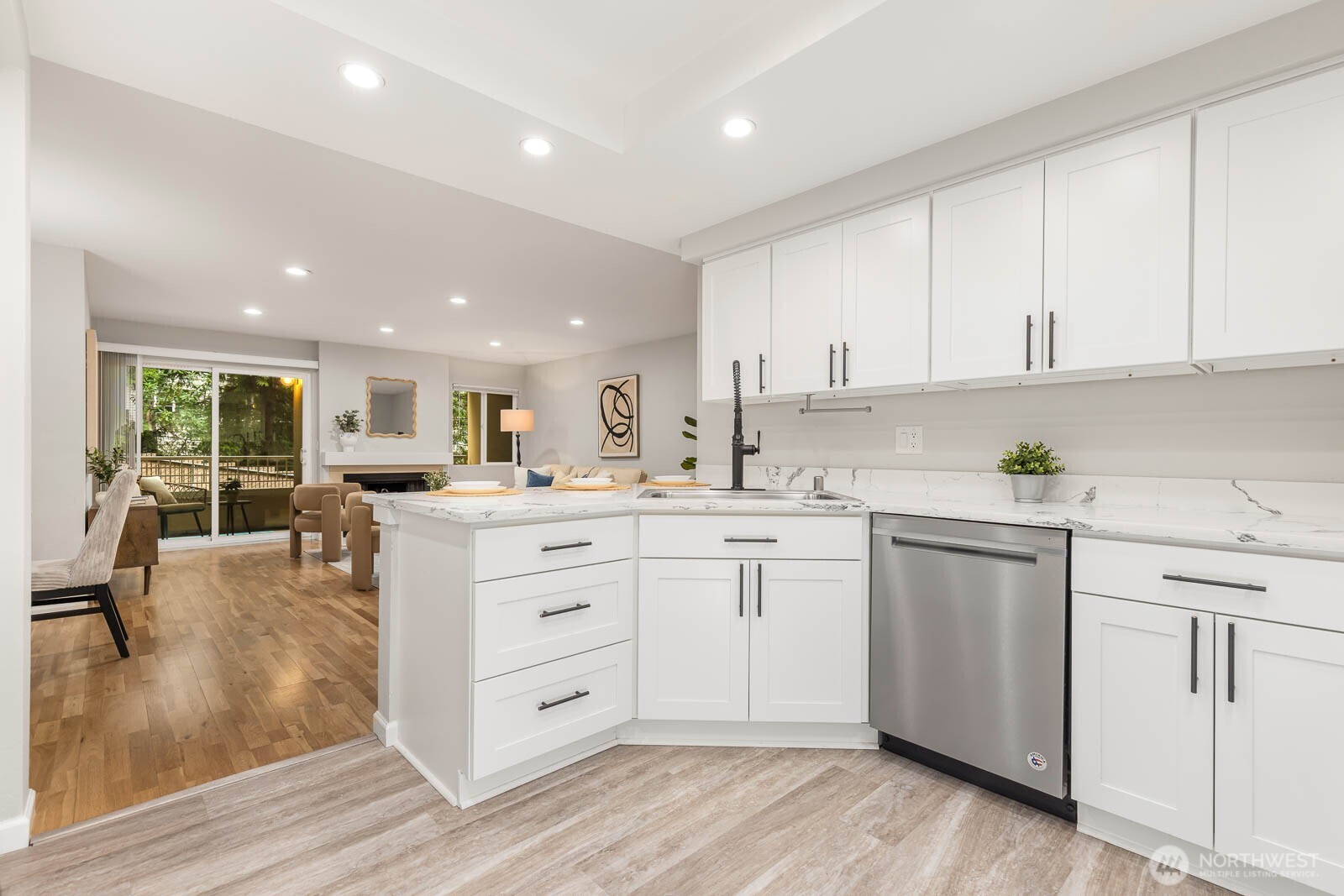 7600 SE 29th St #311, Mercer Island, WA 98040