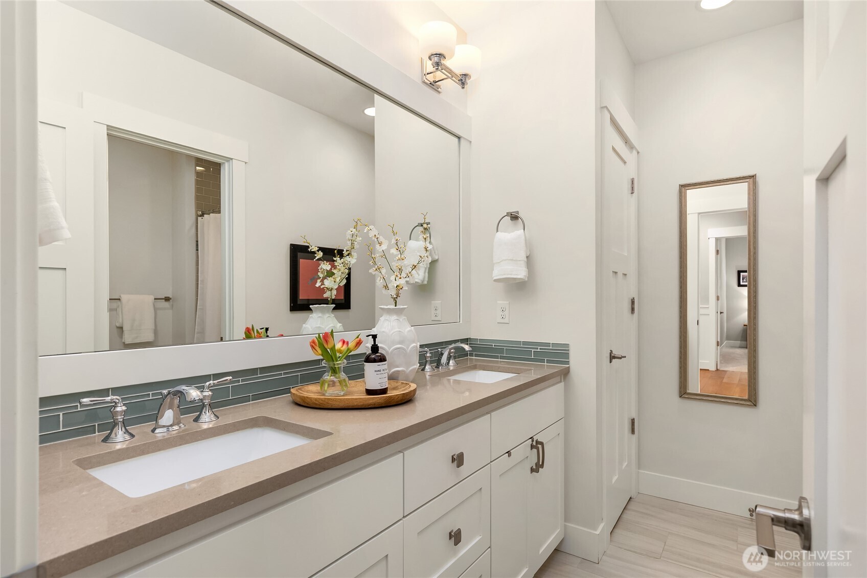 7835 Ledgestone Loop NE, Bainbridge Island, WA 98110