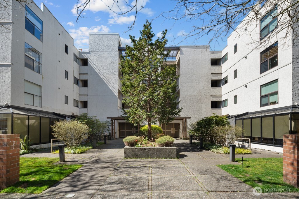 5025 California Avenue SW #402, Seattle, WA 98136