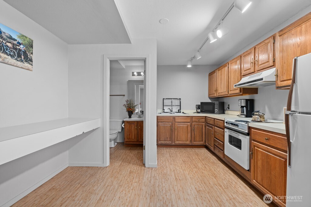5025 California Avenue SW #402, Seattle, WA 98136