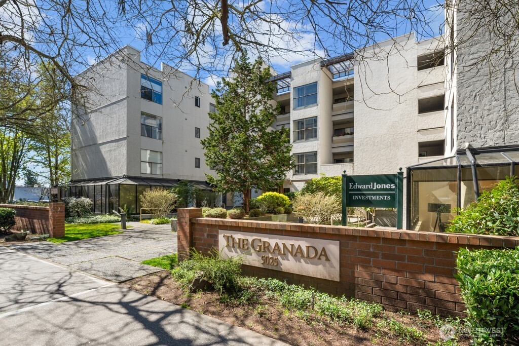 5025 California Avenue SW #402, Seattle, WA 98136