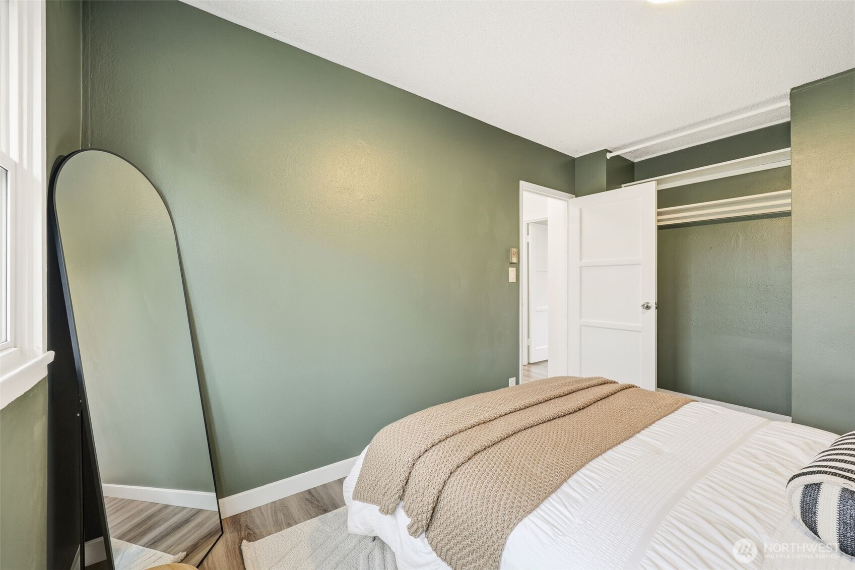 6005 21st Street SW, Seattle, WA 98106