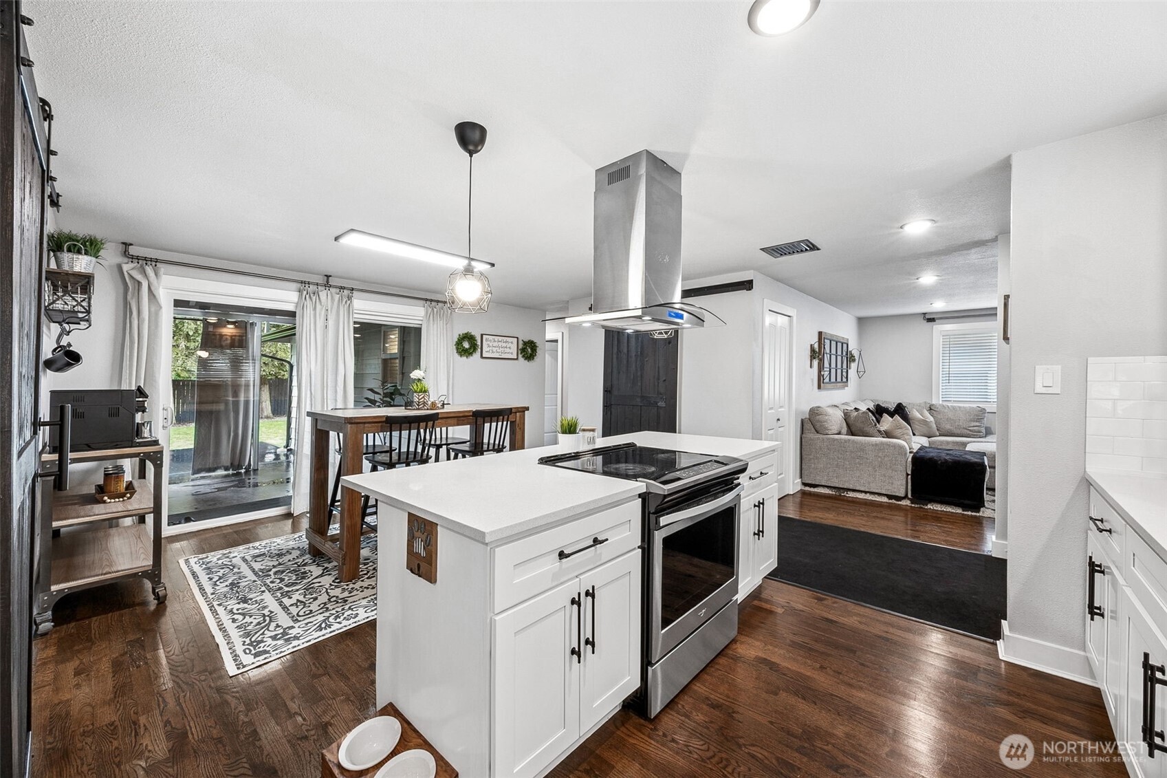 9008 Hipkins Road SW, Lakewood, WA 98498