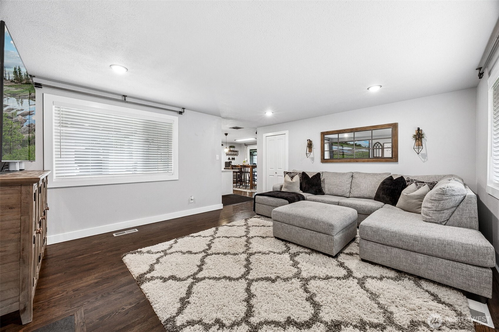 9008 Hipkins Road SW, Lakewood, WA 98498