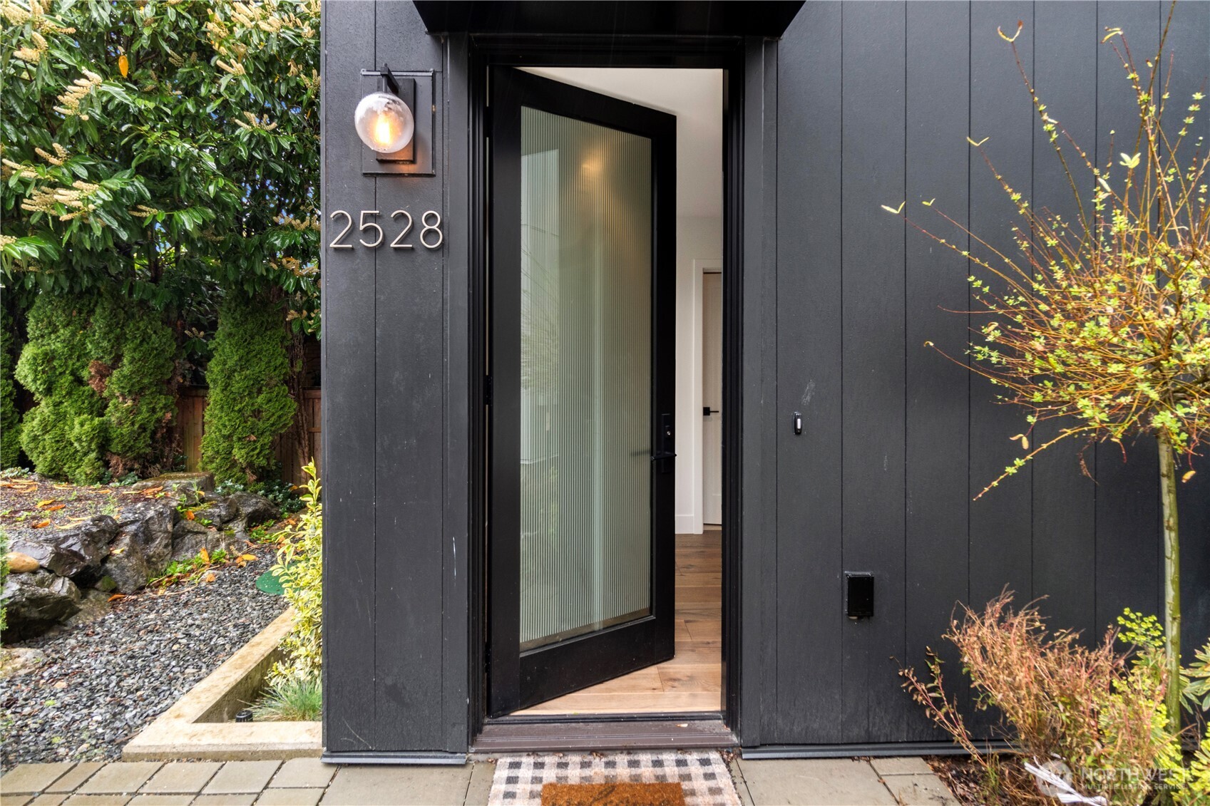 2528 27th Avenue W, Seattle, WA 98199