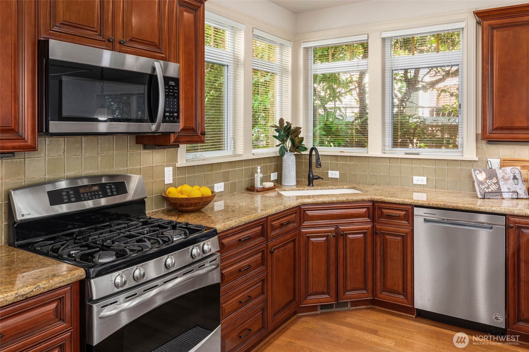 924 2nd Avenue W, Seattle, WA 98119