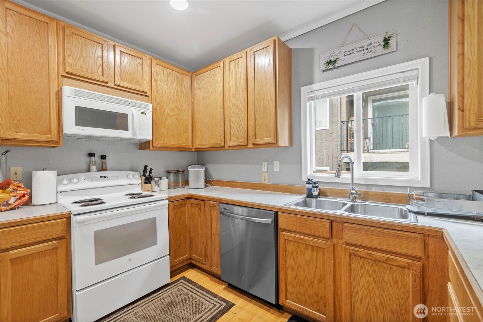 934 N 100th Street , Seattle, WA 98133