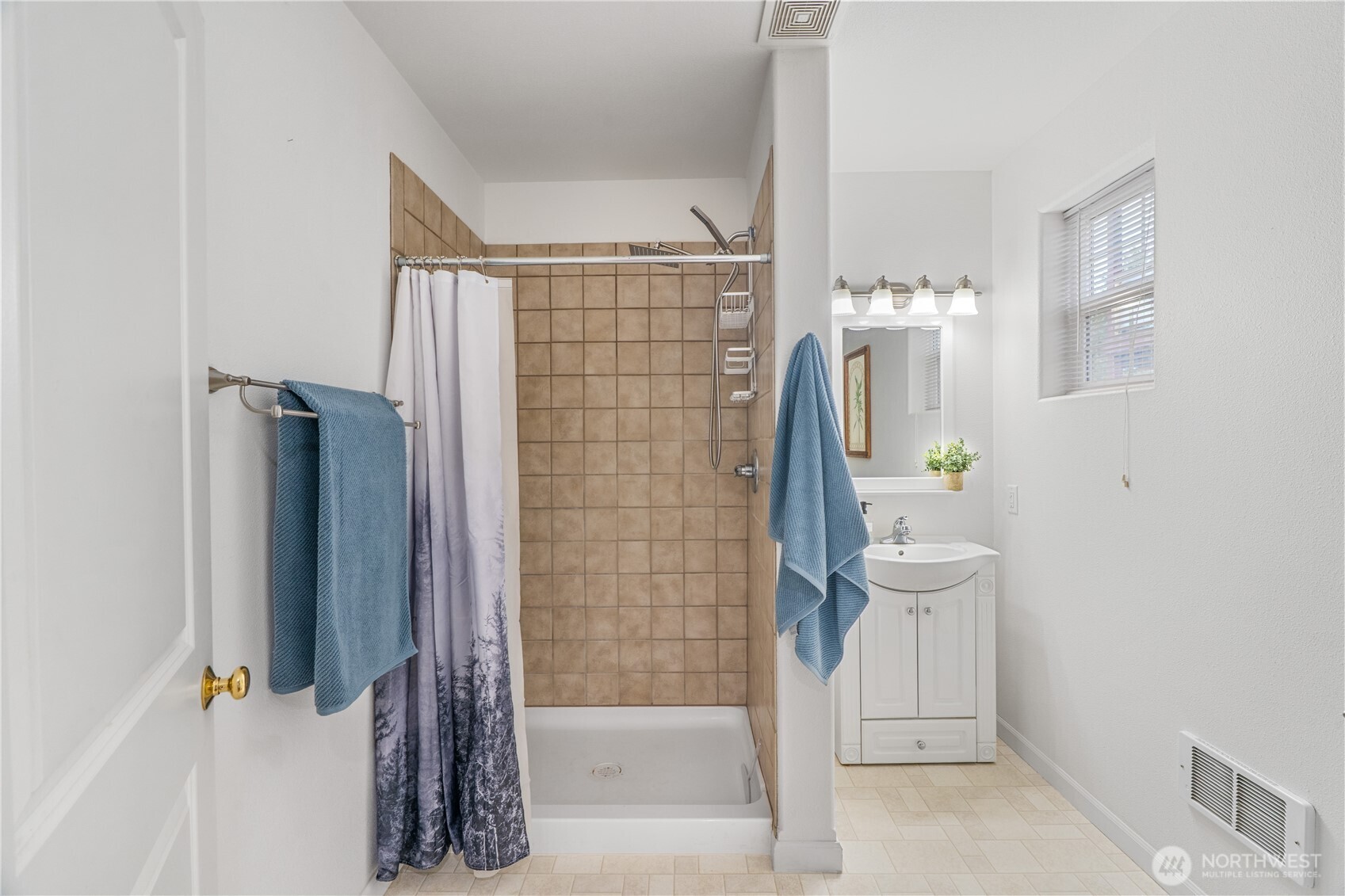 190 Ocean Shores Boulevard SW, Ocean Shores, WA 98569