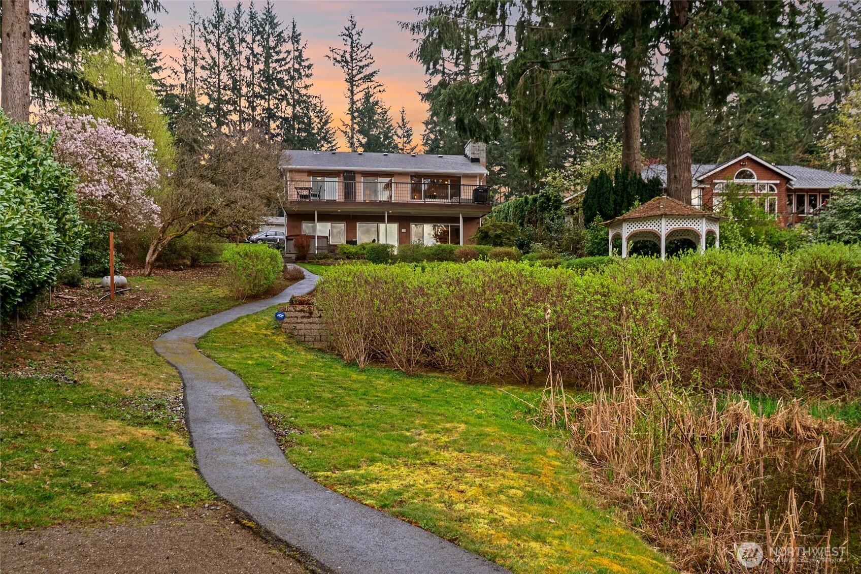 23330 E Echo Lake Road , Snohomish, WA 98296