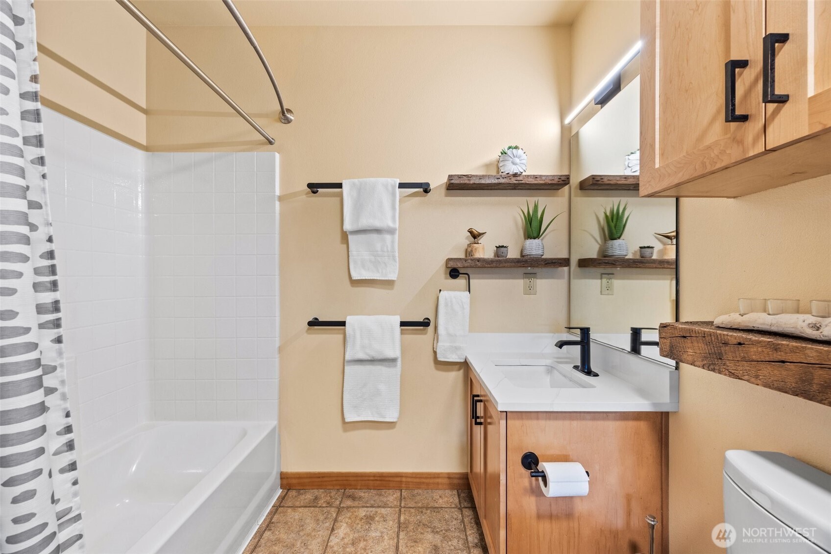 827 Hiawatha Place S #515, Seattle, WA 98144