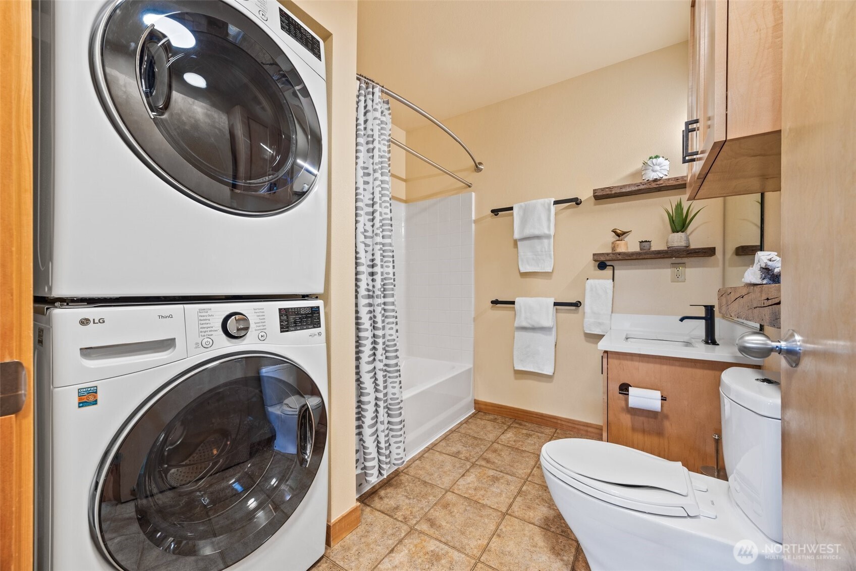 827 Hiawatha Place S #515, Seattle, WA 98144