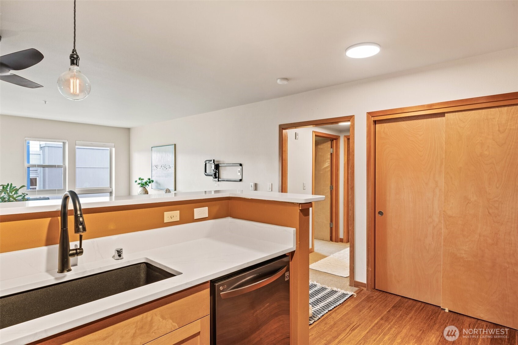 827 Hiawatha Place S #515, Seattle, WA 98144