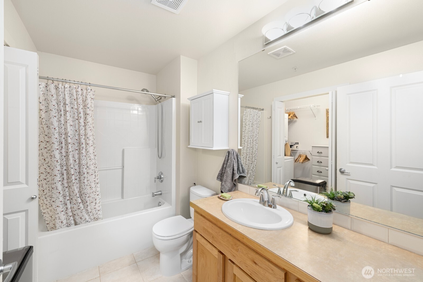 2901 NE Blakeley Street #104, Seattle, WA 98105-3160