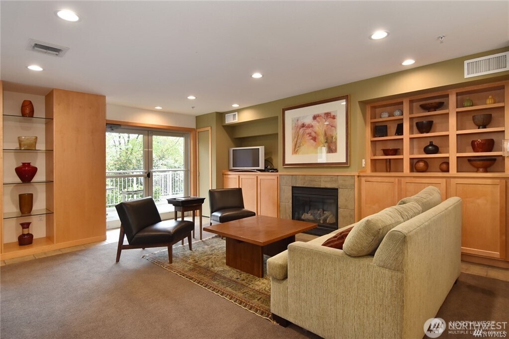2901 NE Blakeley Street #104, Seattle, WA 98105-3160