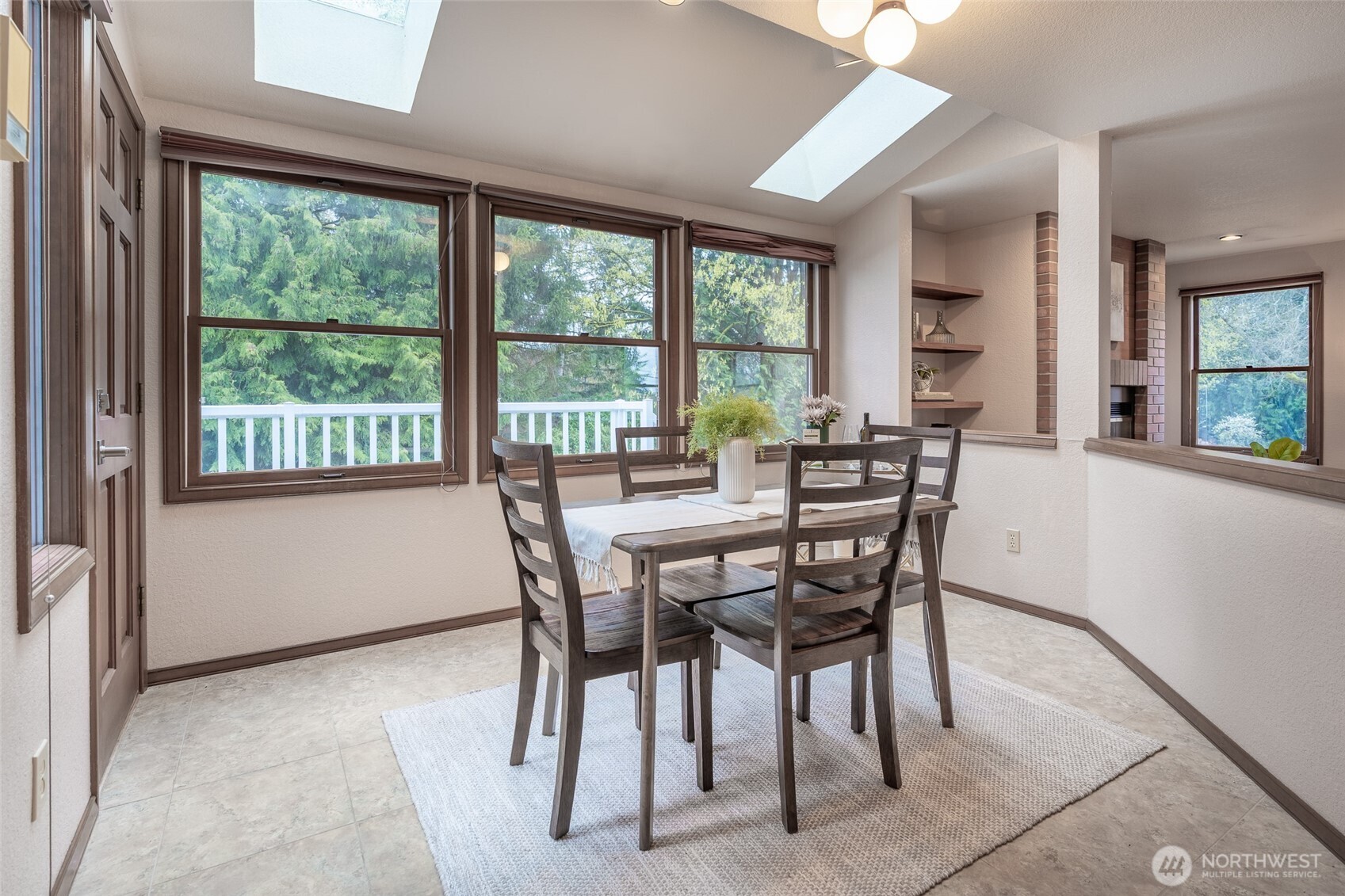 4220 NE 169th Court , Lake Forest Park, WA 98155-5647