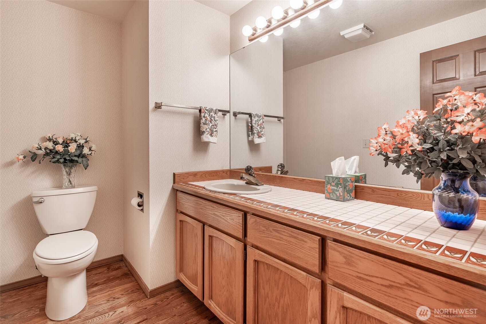 4220 NE 169th Court , Lake Forest Park, WA 98155-5647