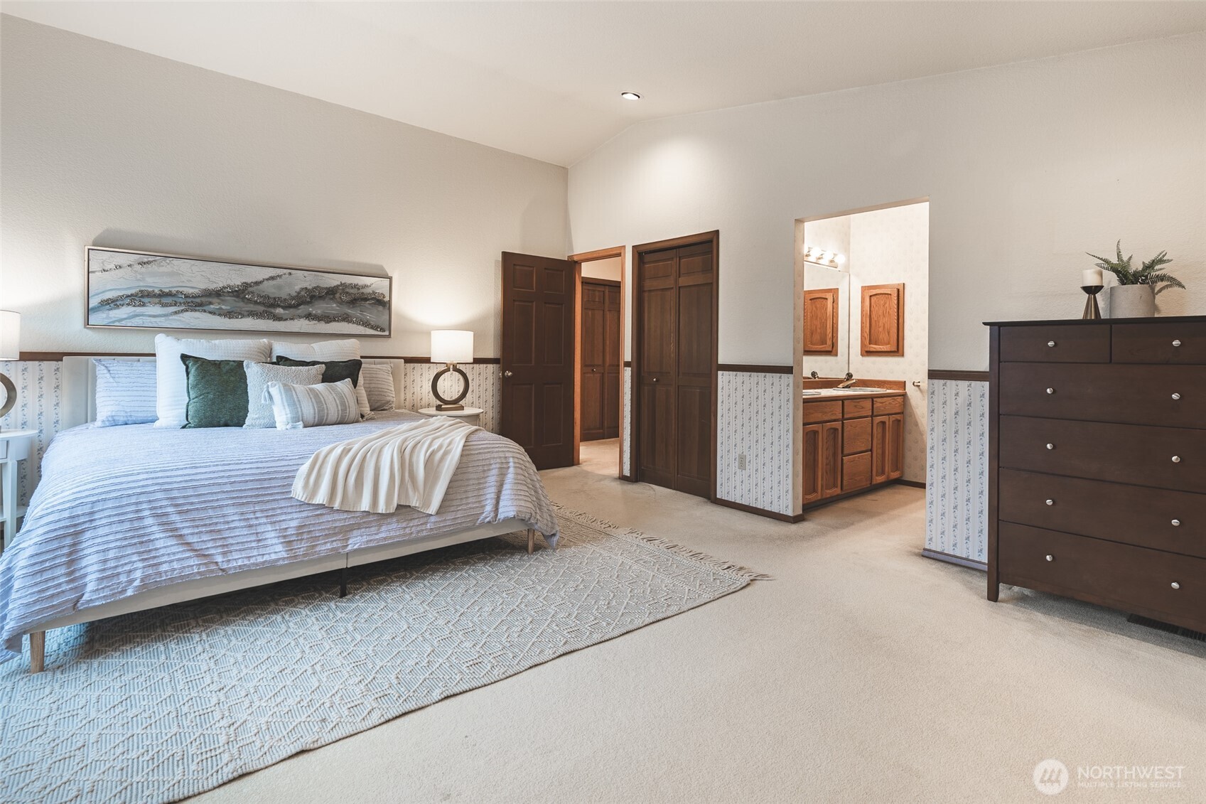 4220 NE 169th Court , Lake Forest Park, WA 98155-5647