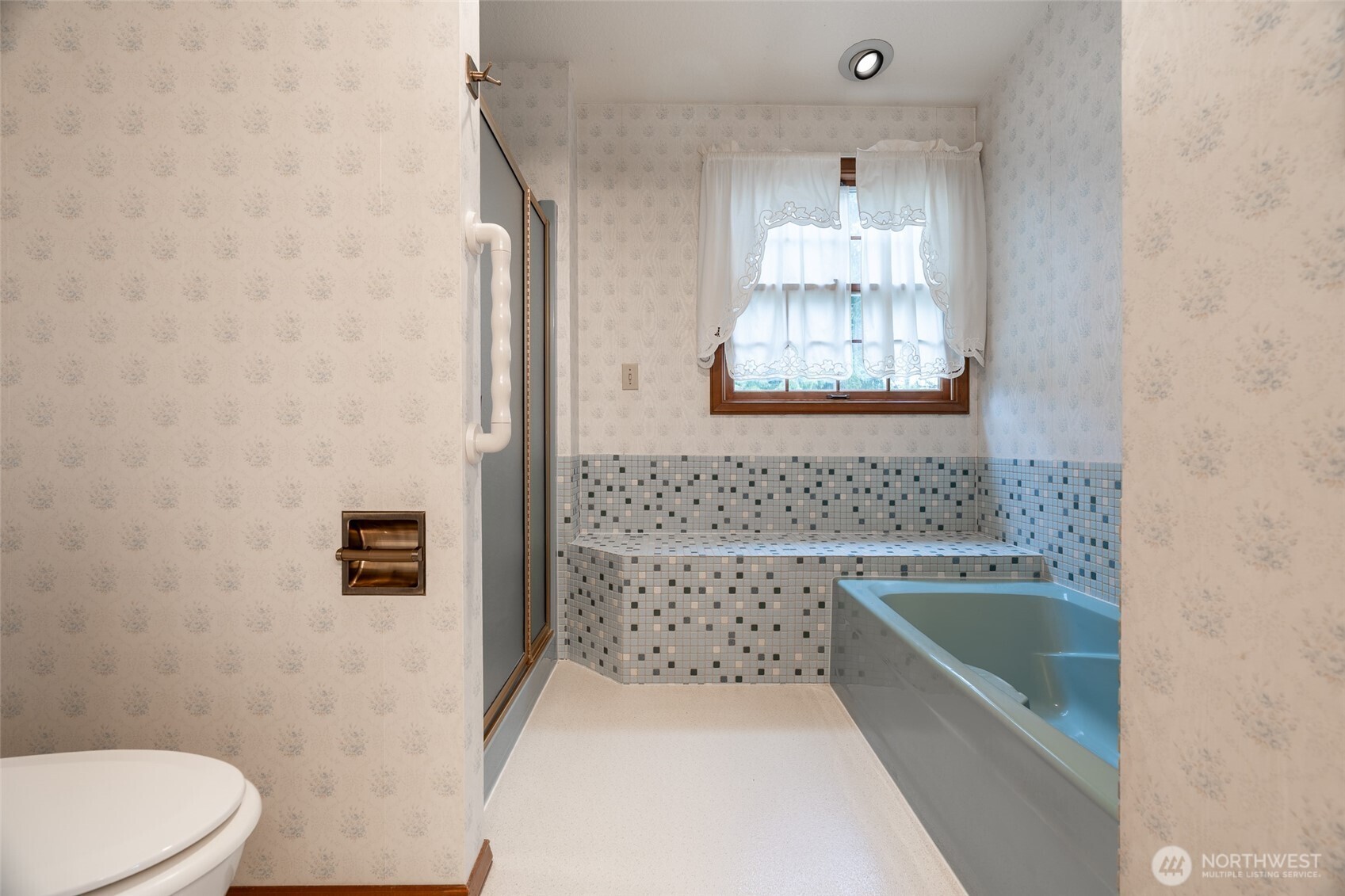 4220 NE 169th Court , Lake Forest Park, WA 98155-5647