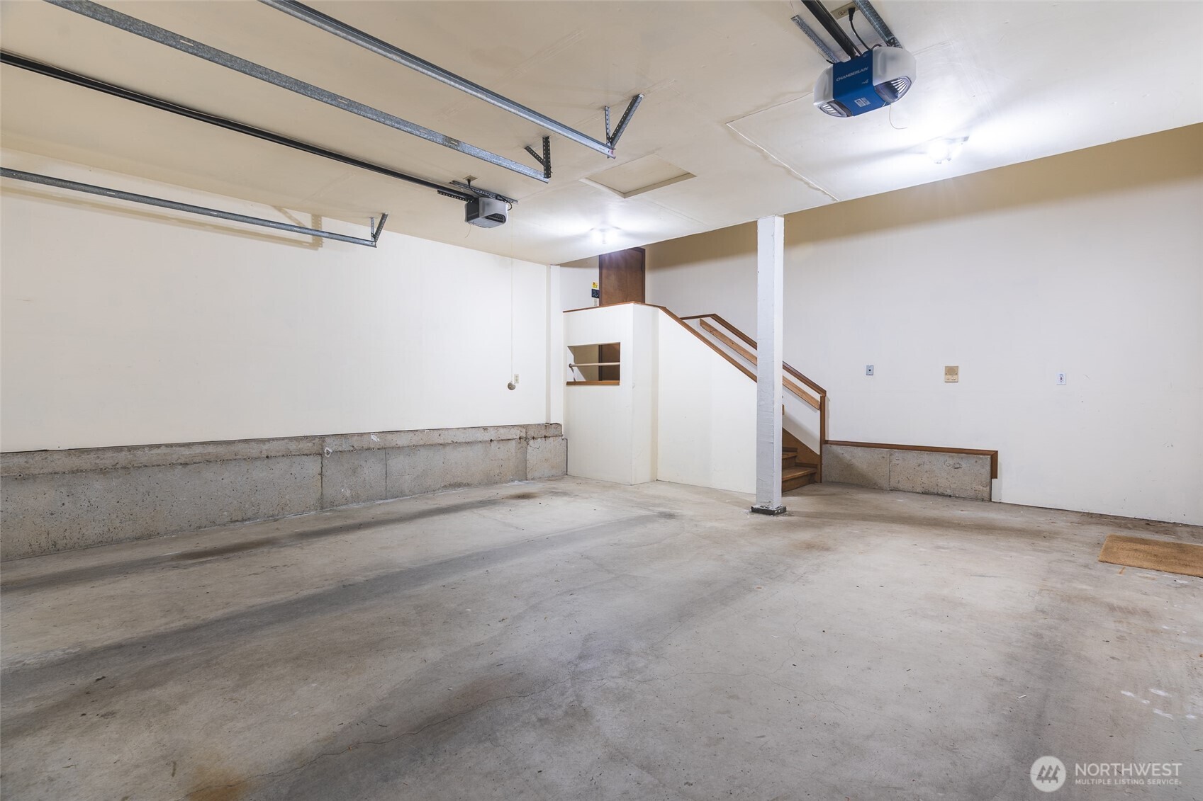 4220 NE 169th Court , Lake Forest Park, WA 98155-5647