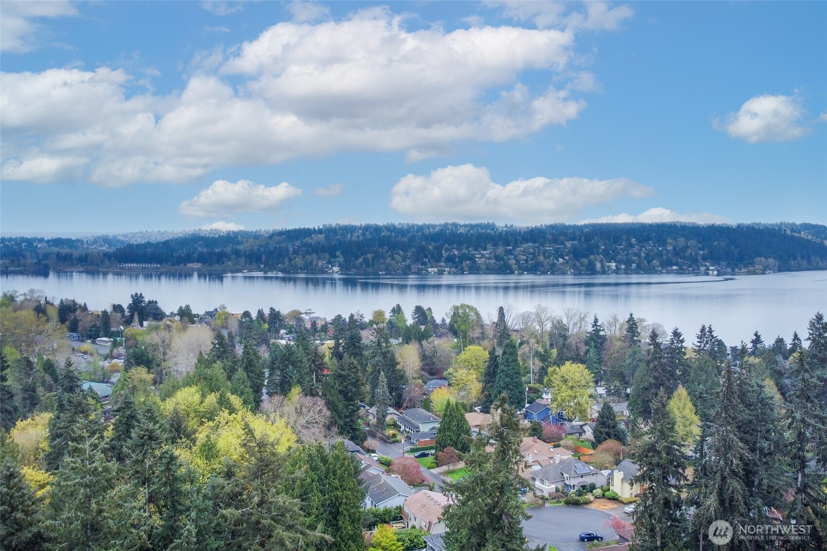 4220 NE 169th Court , Lake Forest Park, WA 98155-5647