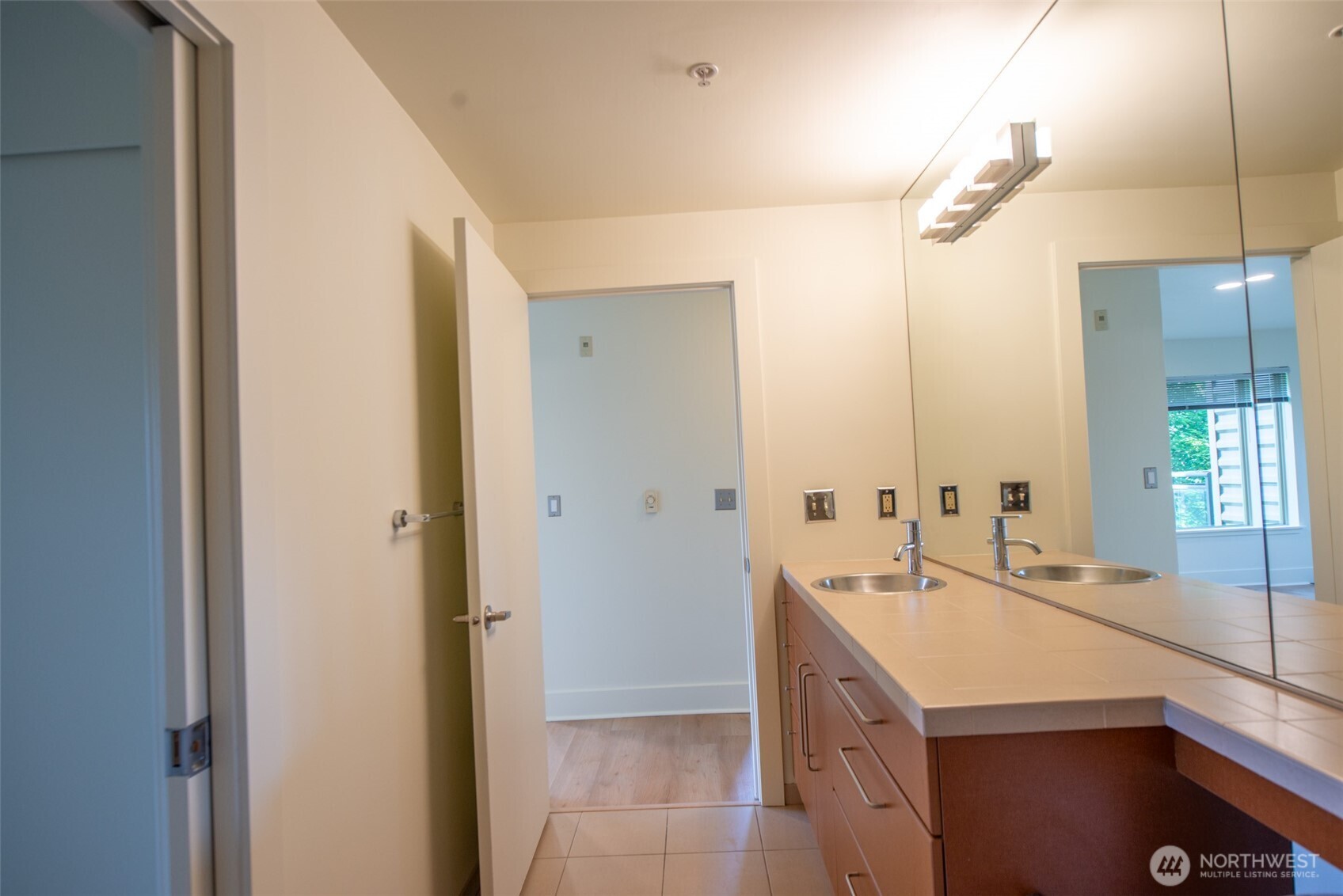1550 Eastlake Avenue E #201, Seattle, WA 98102-3733