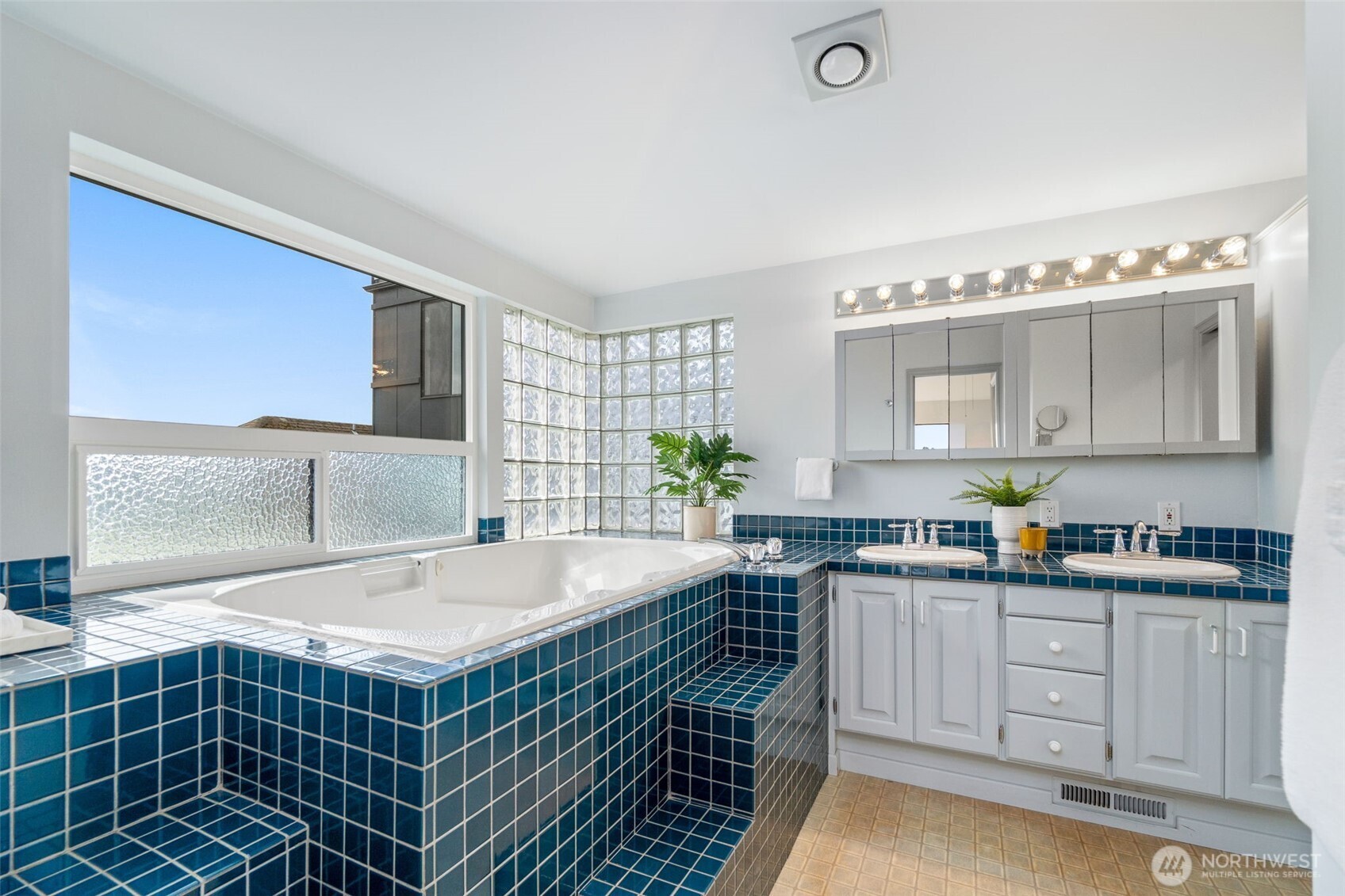 555 Galer Street , Seattle, WA 98109