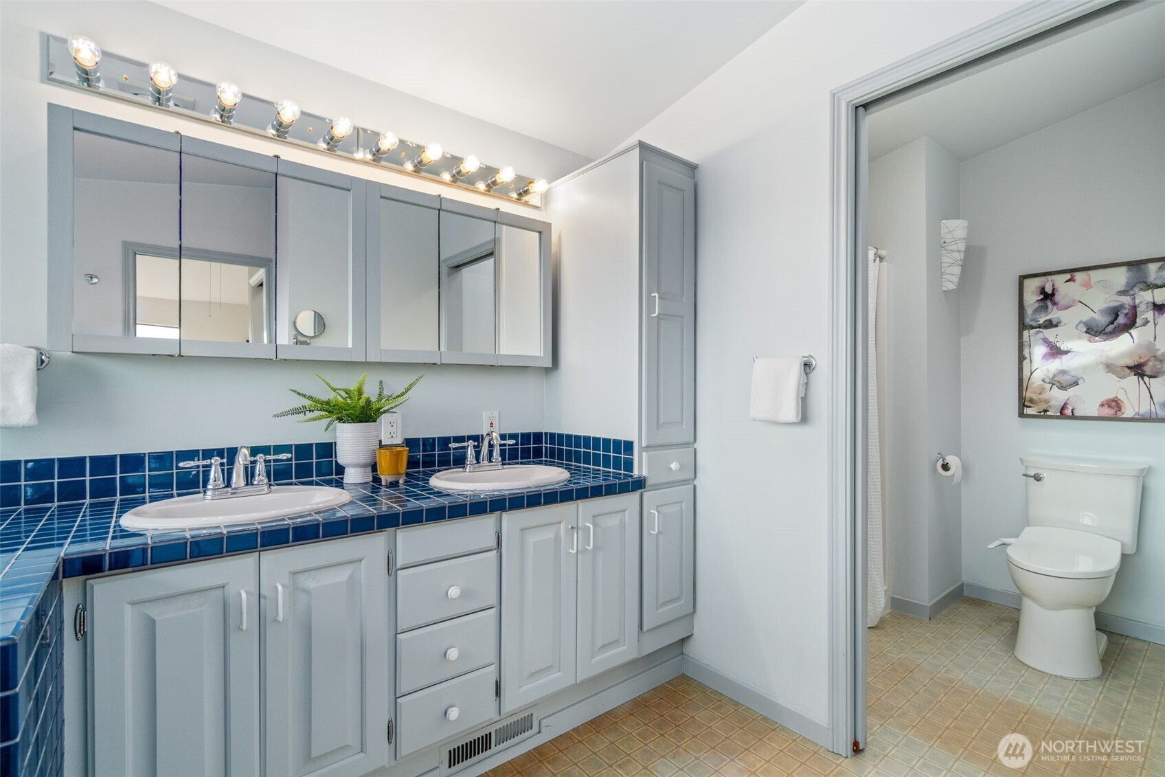 555 Galer Street , Seattle, WA 98109