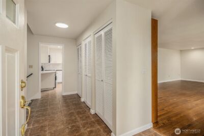 2711 101st Place NE, Bellevue, WA 98004 - Photo 3