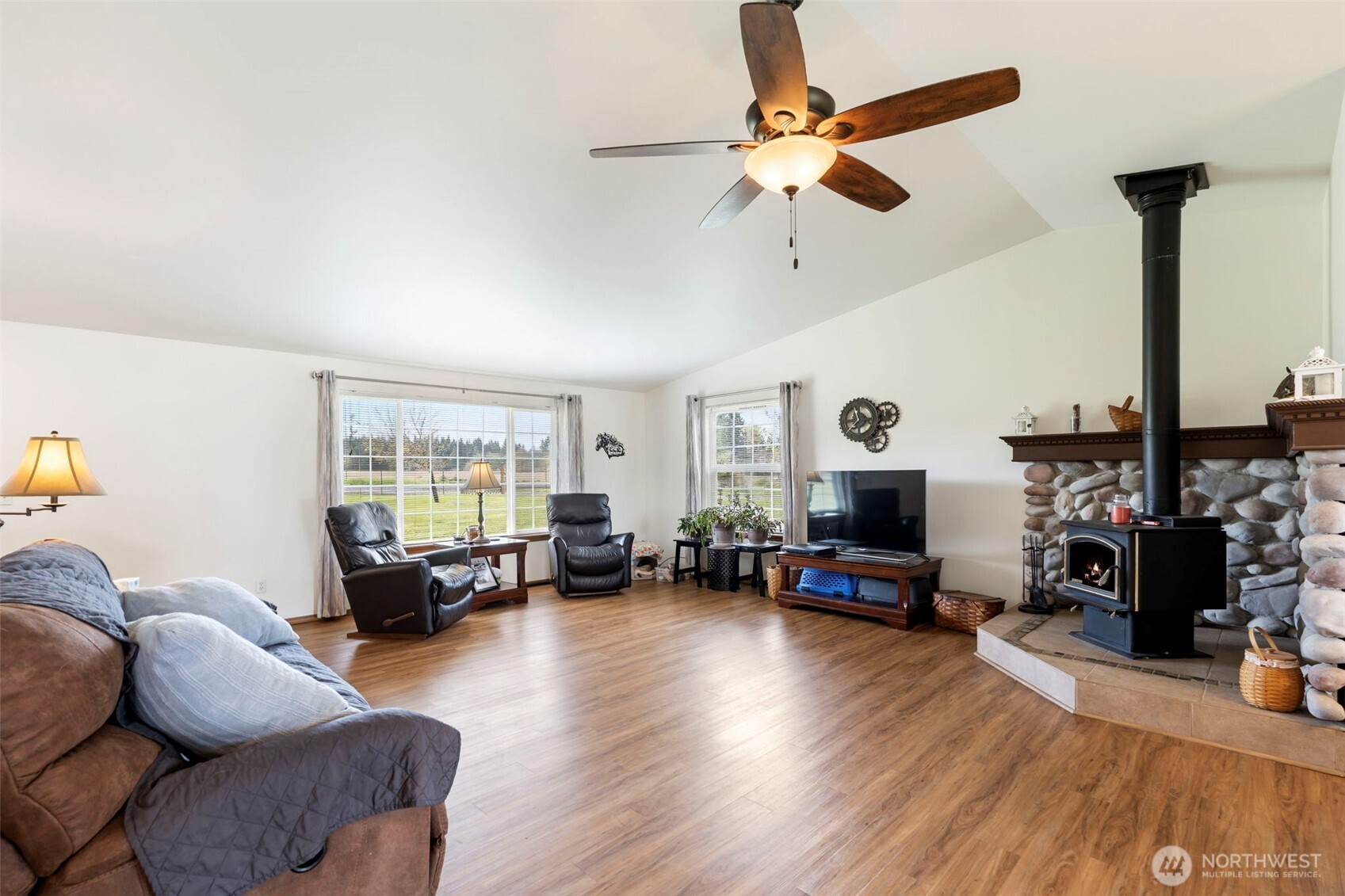 689 Rhoades Road , Winlock, WA 98596