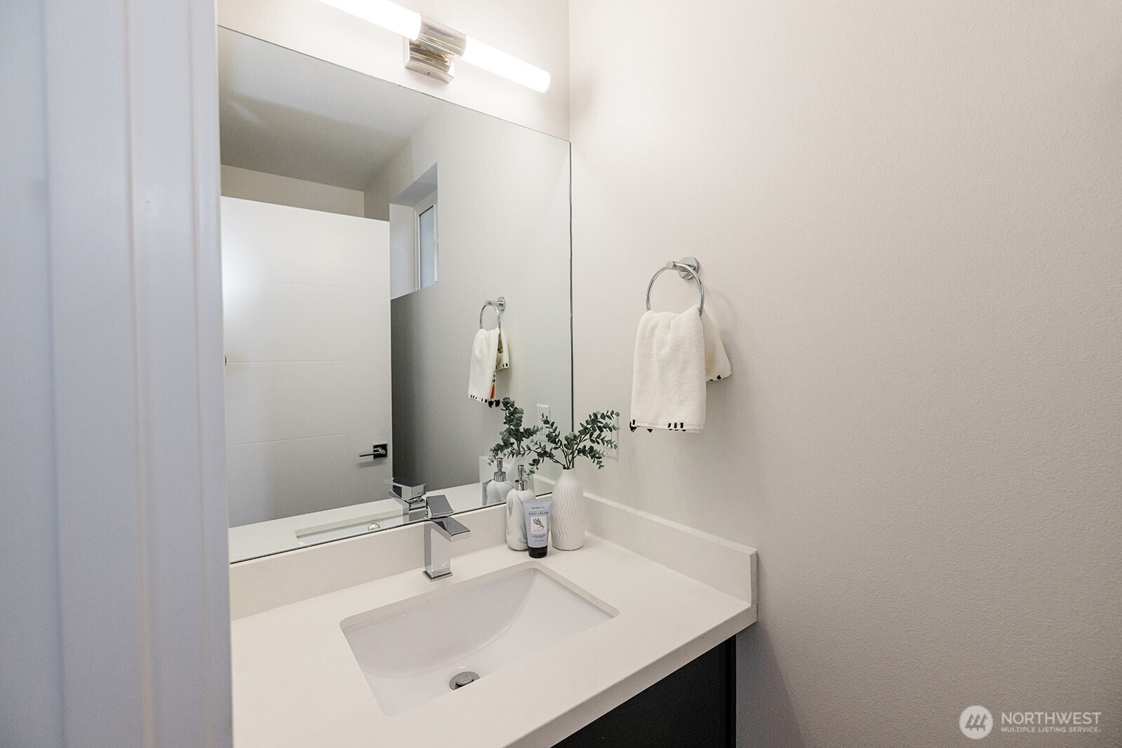 522 N 104th Street , Seattle, WA 98133