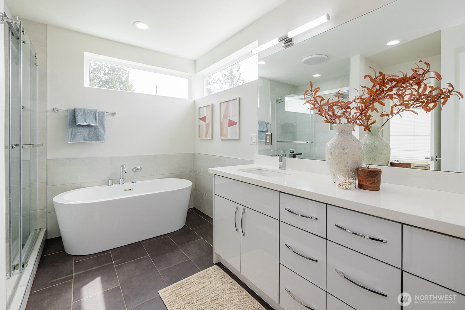 522 N 104th Street , Seattle, WA 98133