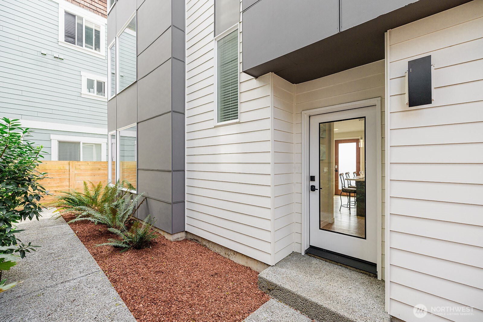 522 N 104th Street , Seattle, WA 98133