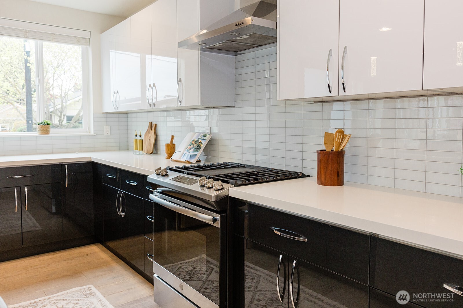 522 N 104th Street , Seattle, WA 98133