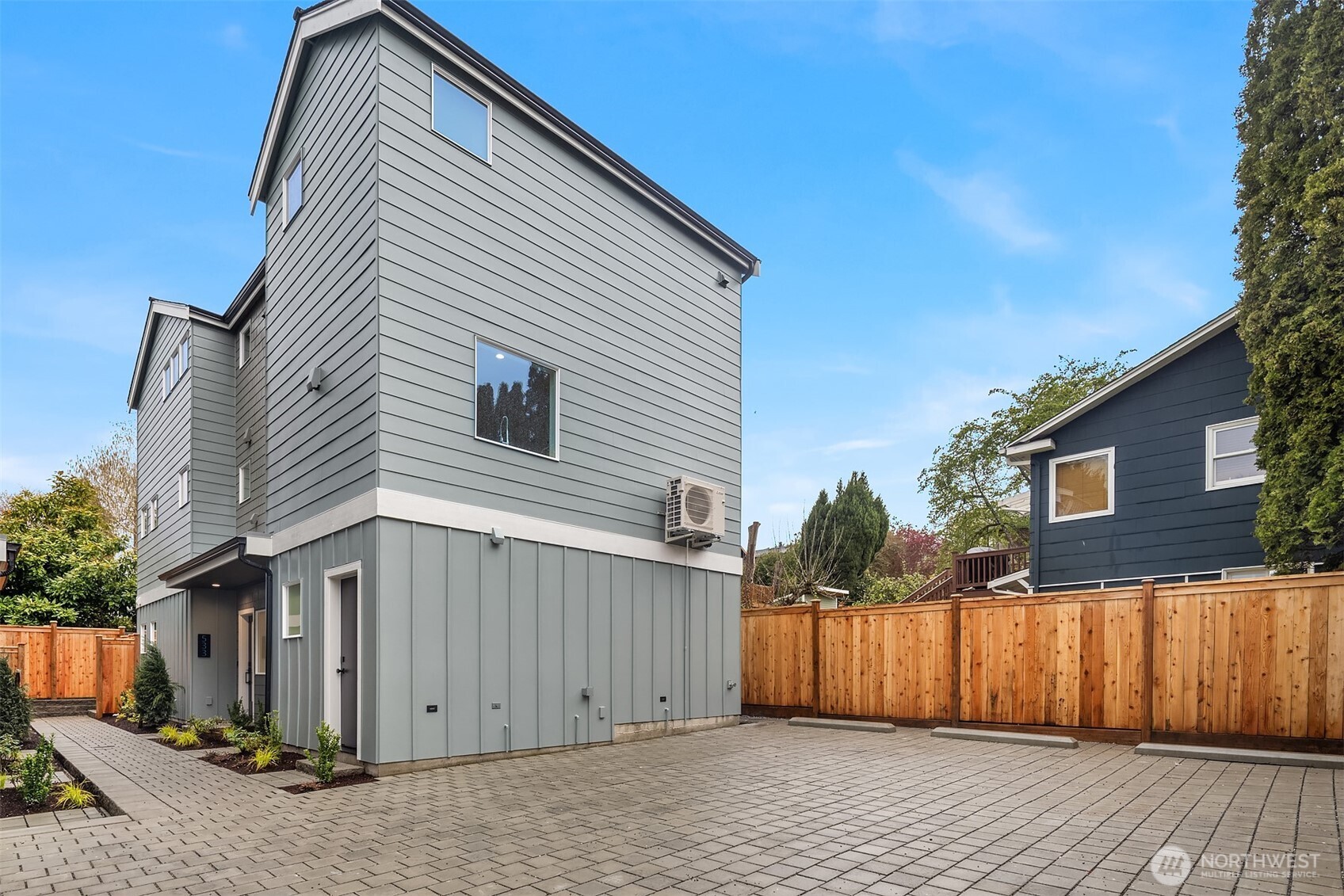 533 N 70th Street , Seattle, WA 98103