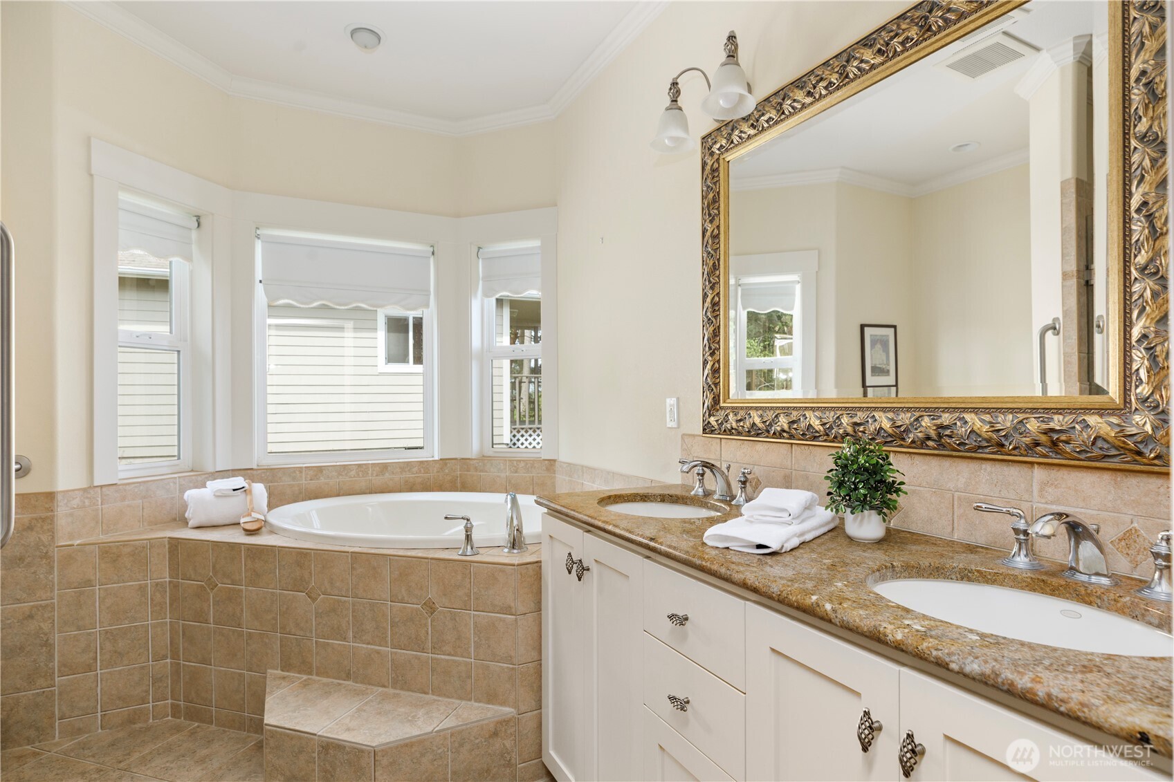 1202 NE Burnham Place , Coupeville, WA 98239