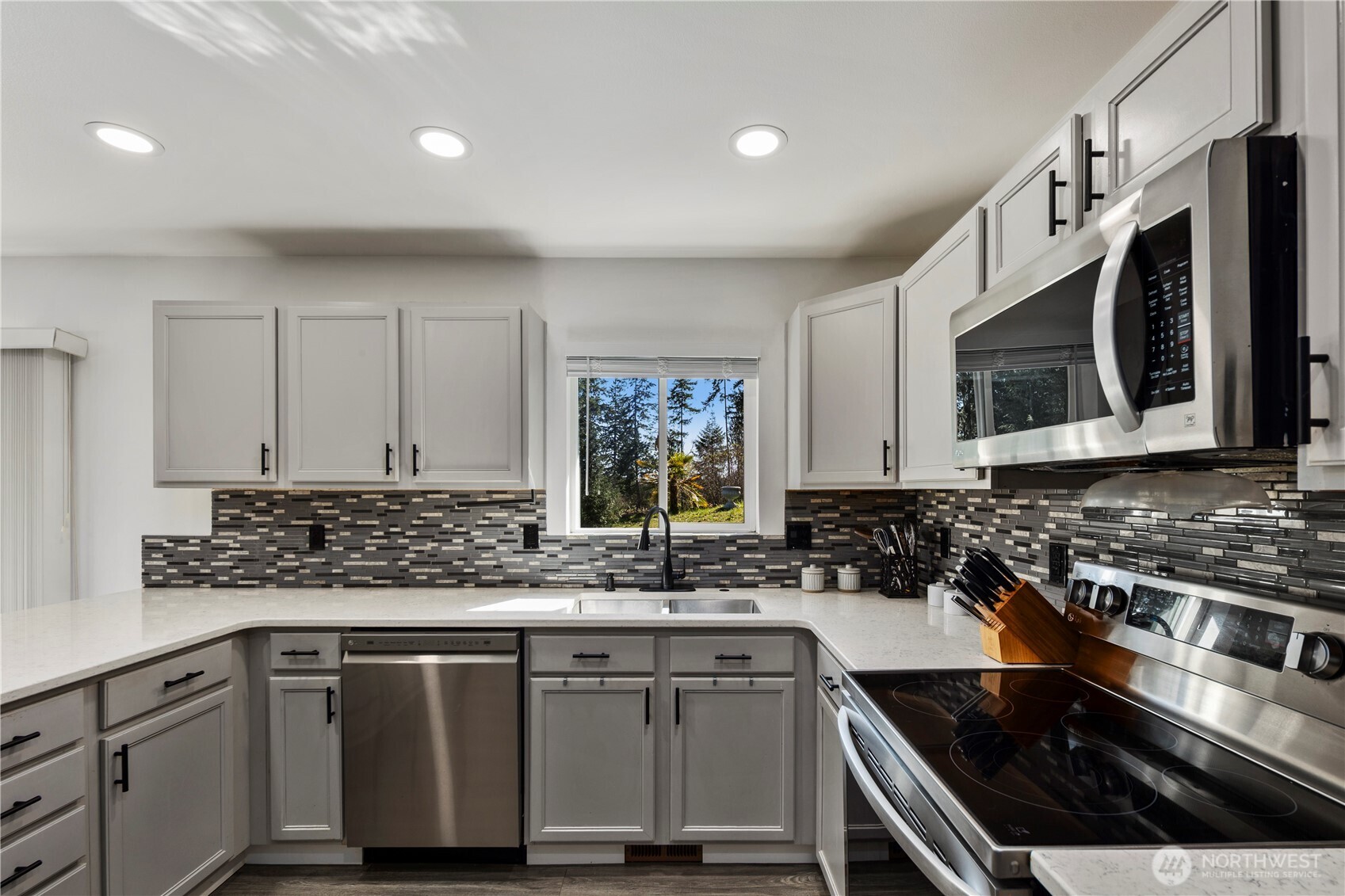 61 E Channel Drive , Allyn, WA 98524