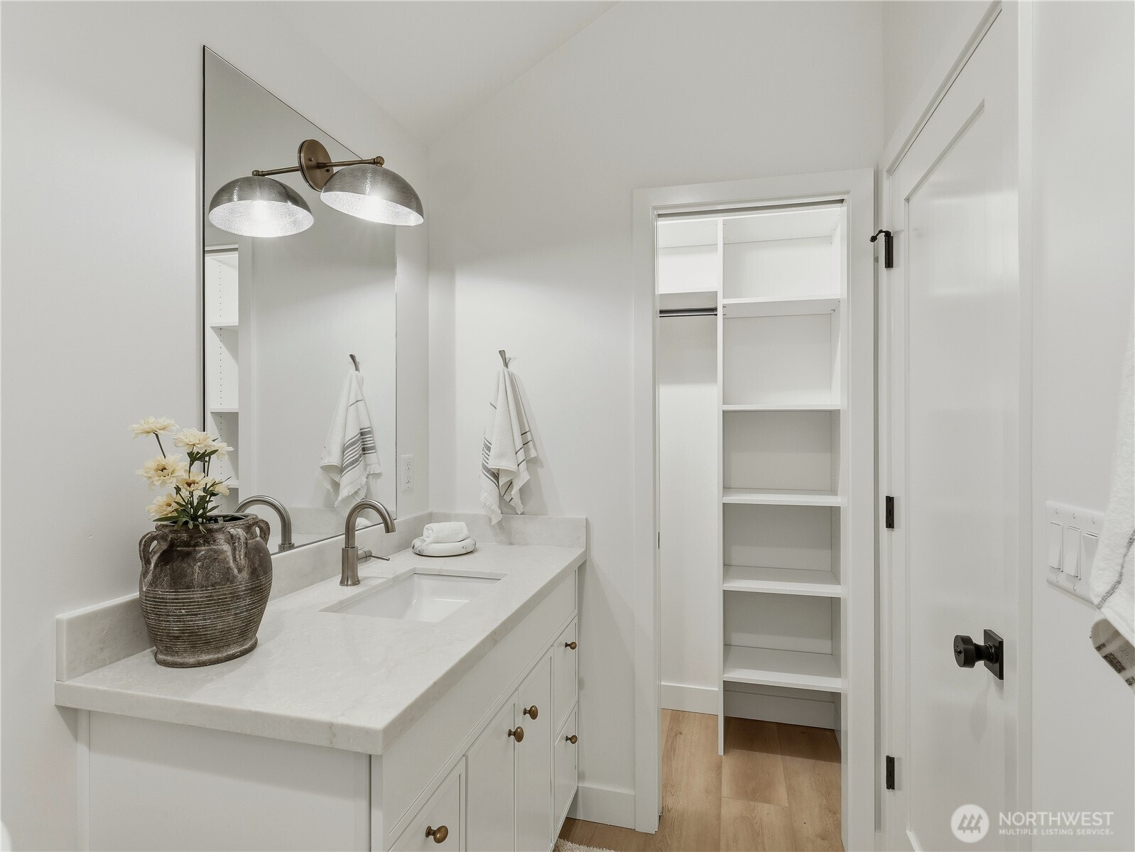 2806 W Dravus Street , Seattle, WA 98199