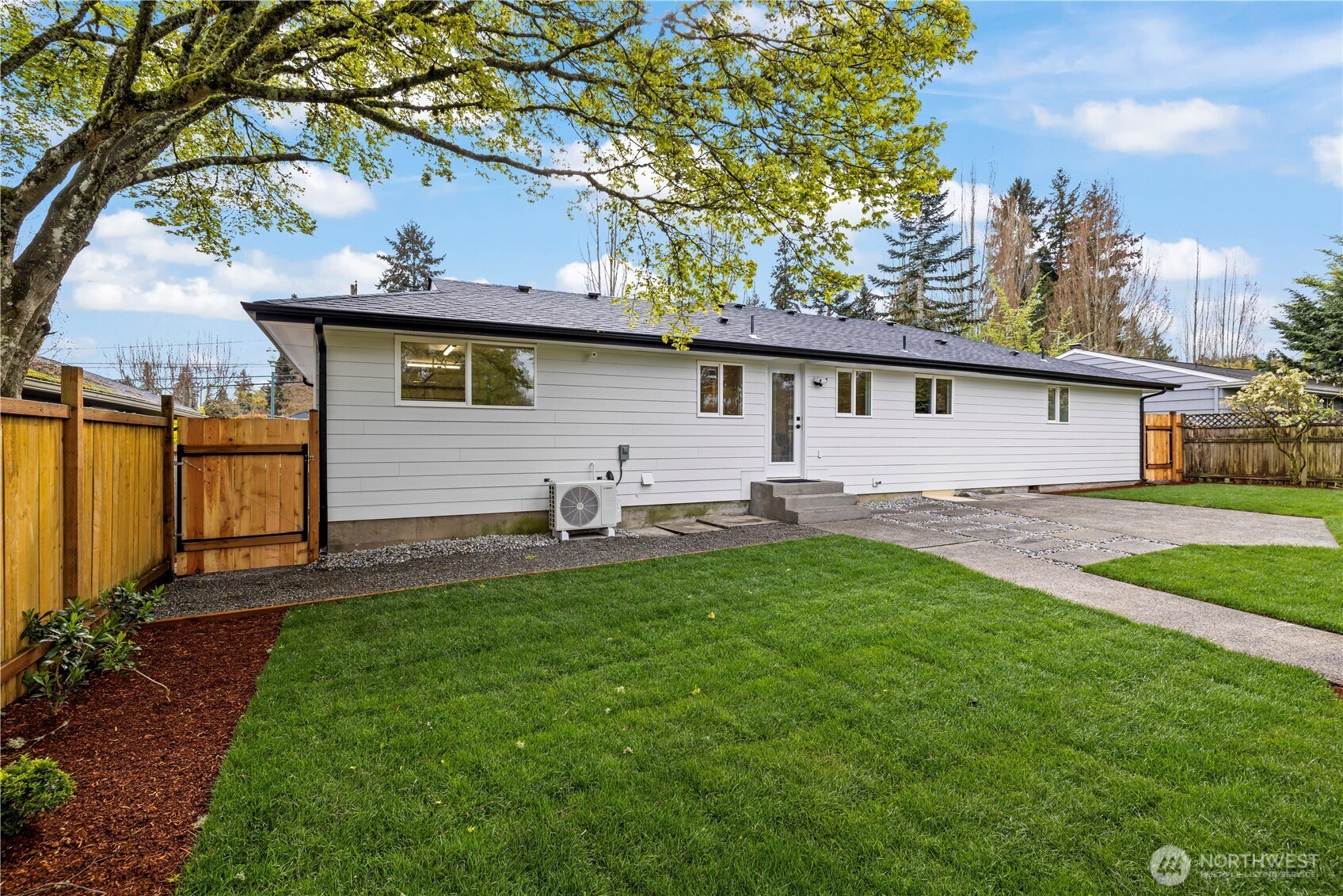 3318 Grandview Drive W, University Place, WA 98466-2631