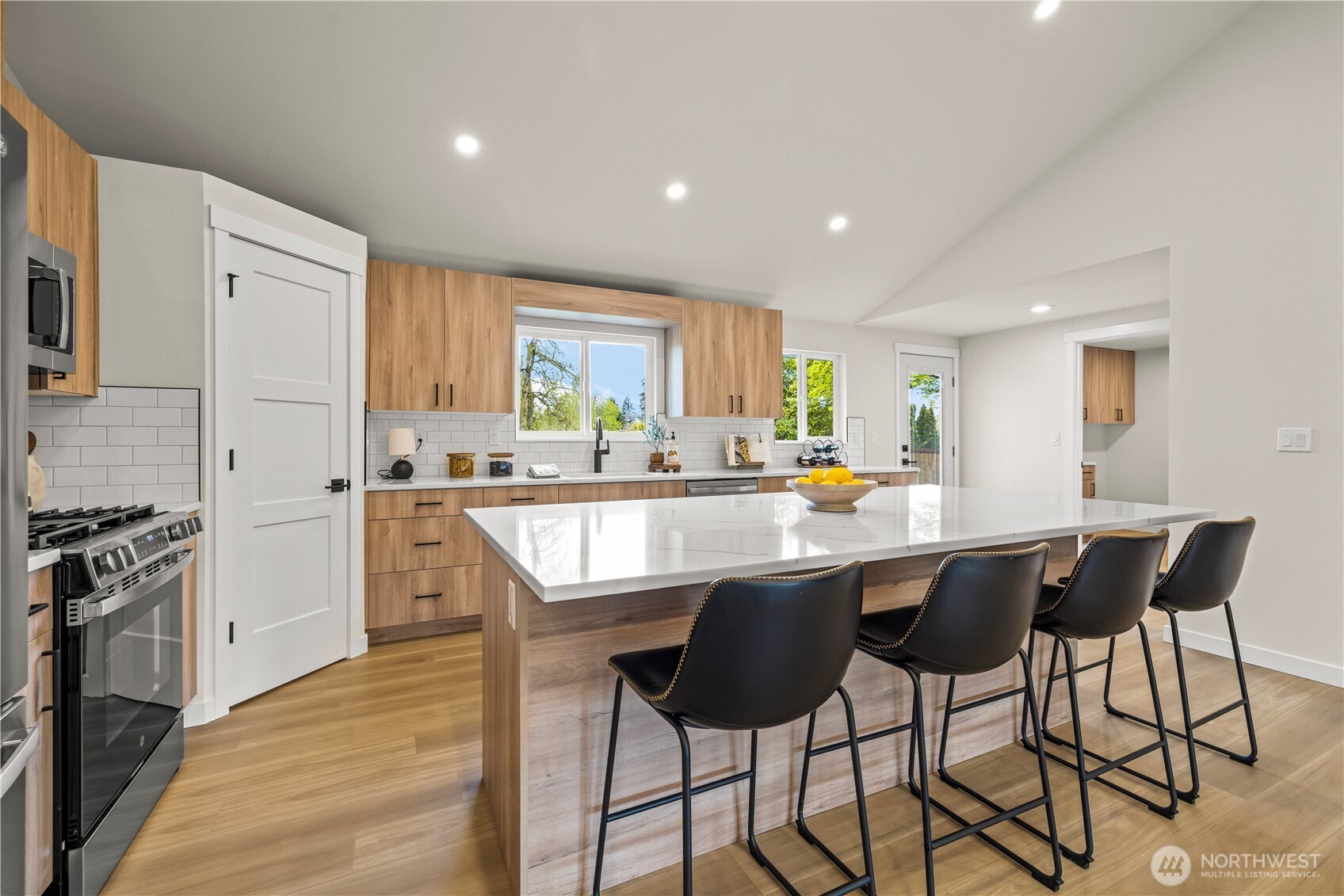 3318 Grandview Drive W, University Place, WA 98466-2631