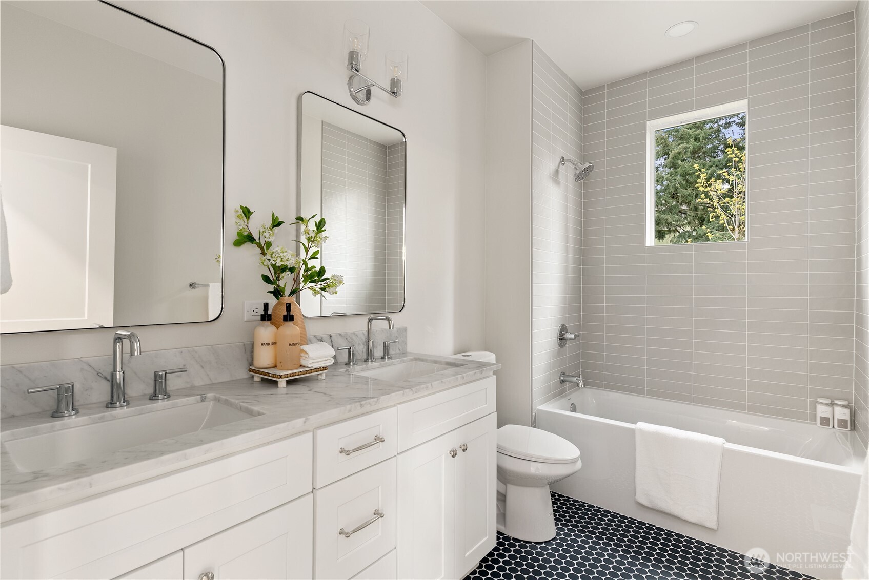 1304 Maine Court , Milton, WA 98354