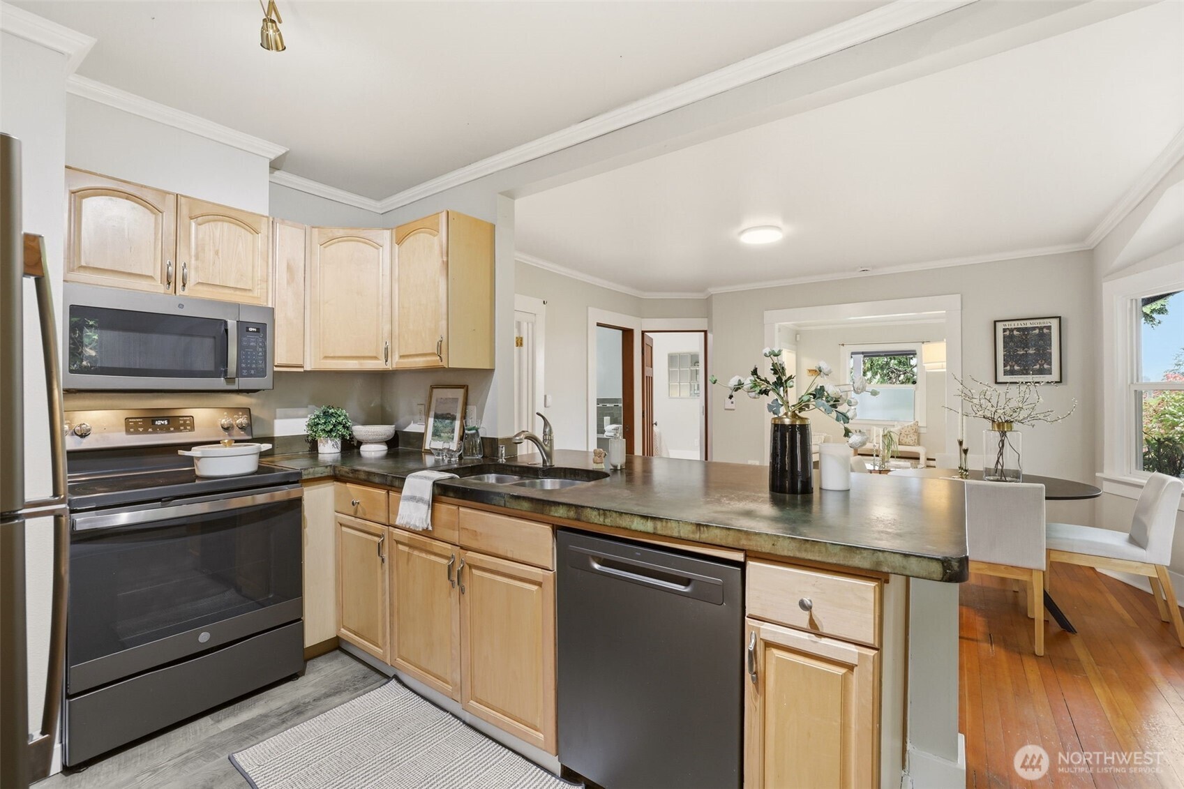 9732 59th Avenue S, Seattle, WA 98118